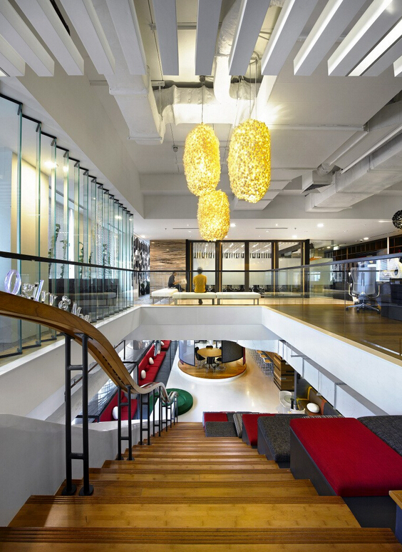 柔和的黃色燈具增添了辦公室設計的溫馨