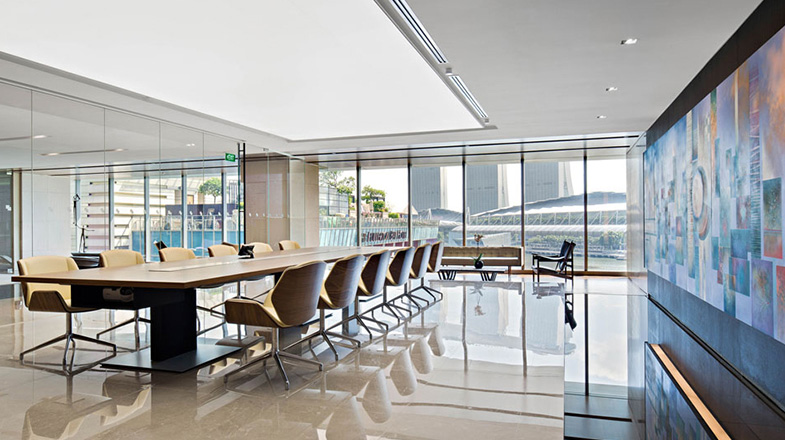 透明的玻璃作為主要的辦公空間設計元素